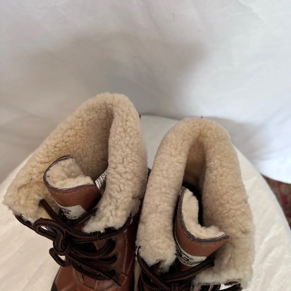UGG Youth Butte II Worchester Tan and Black Leather Boots with Cream Lining